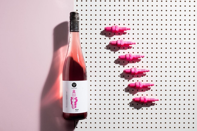 機械工業元素上瓶身！葡萄酒也能有新潮味