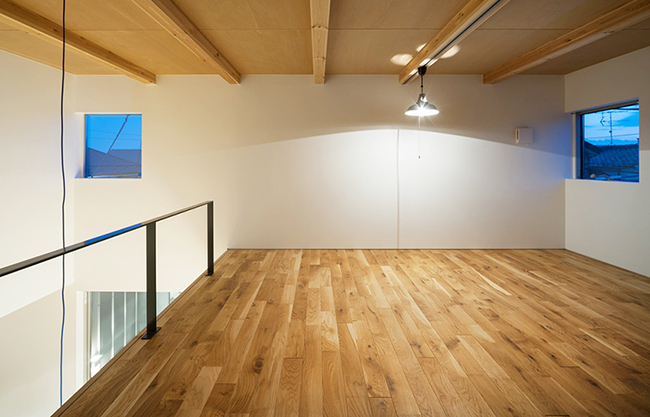 這不是工廠!日本 25 坪小夫妻鐵皮屋住宅