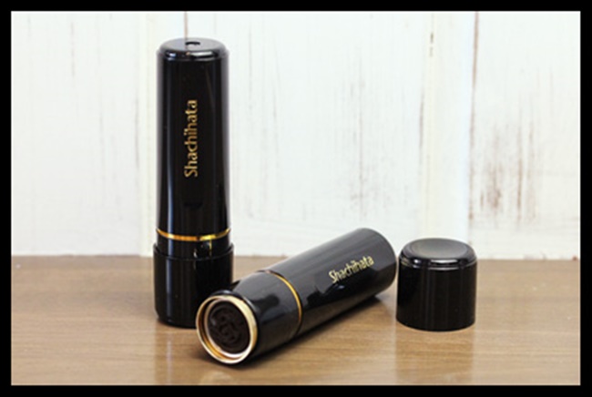 手塚治虫誕生 90 周年，鐵迷必蒐「手塚治虫客製圖鑑姓名印章」！