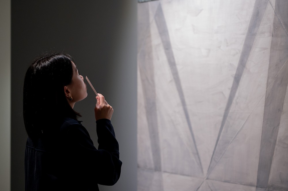 台北伊日藝術「走進霧散的片光裡」！藝術家陳雲結合繪畫、植物香氣的「嗅覺觀展」體驗