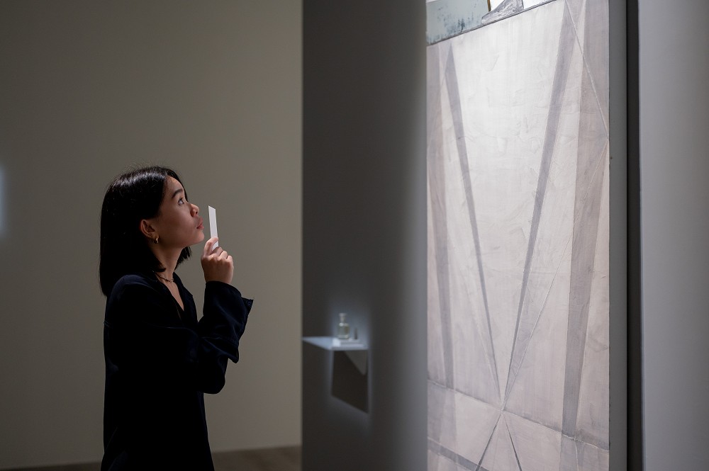 台北伊日藝術「走進霧散的片光裡」！藝術家陳雲結合繪畫、植物香氣的「嗅覺觀展」體驗