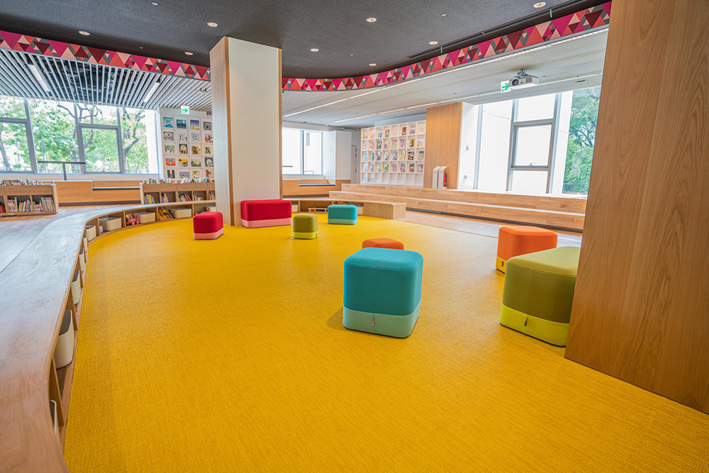 屏東總圖化身「老樟樹林中的書屋」！引入綠意與天光，汲取原住民石板屋意象與色彩改造 30 年老建築新生