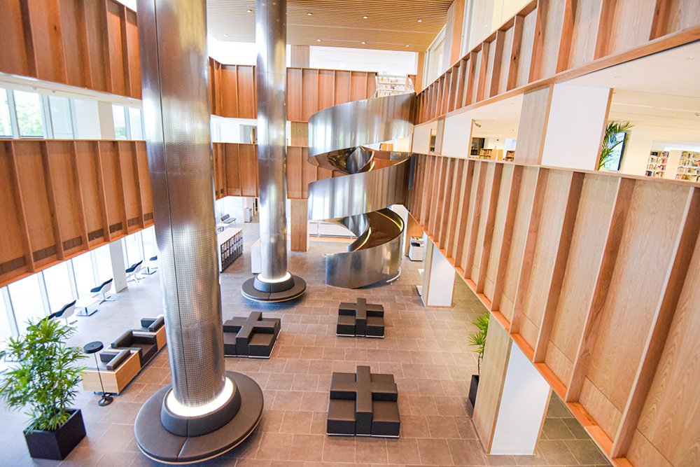 屏東總圖化身「老樟樹林中的書屋」！引入綠意與天光，汲取原住民石板屋意象與色彩改造 30 年老建築新生