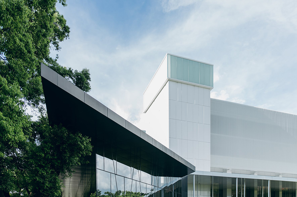 屏東總圖化身「老樟樹林中的書屋」!引入綠意與天光,汲取原住民石板屋意象與色彩改造 30 年老建築新生