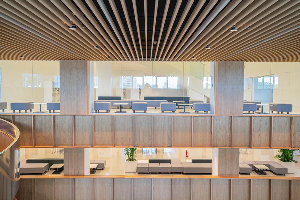 屏東總圖化身「老樟樹林中的書屋」！引入綠意與天光，汲取原住民石板屋意象與色彩改造 30 年老建築新生