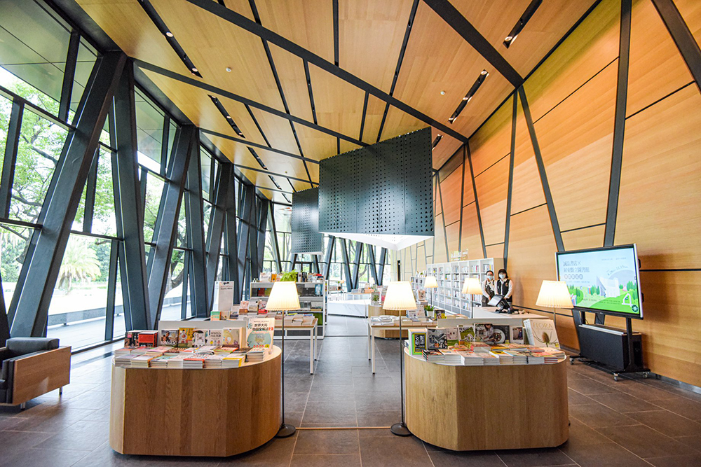 屏東總圖化身「老樟樹林中的書屋」！引入綠意與天光，汲取原住民石板屋意象與色彩改造 30 年老建築新生