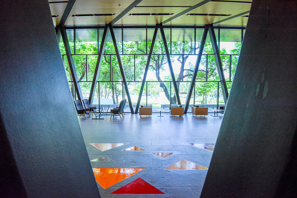 屏東總圖化身「老樟樹林中的書屋」！引入綠意與天光，汲取原住民石板屋意象與色彩改造 30 年老建築新生