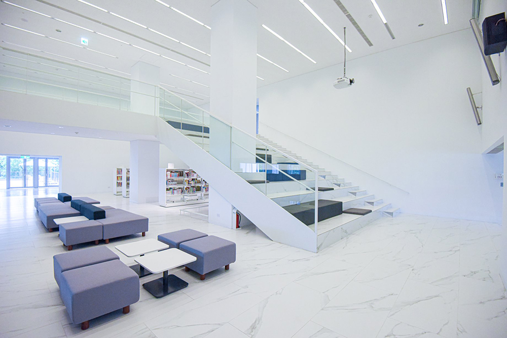 屏東總圖化身「老樟樹林中的書屋」！引入綠意與天光，汲取原住民石板屋意象與色彩改造 30 年老建築新生