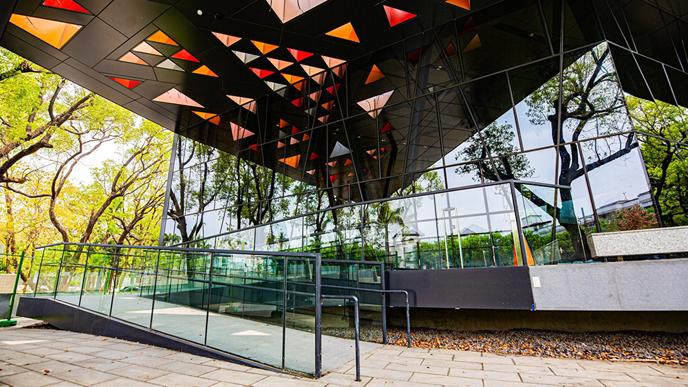 屏東總圖化身「老樟樹林中的書屋」！引入綠意與天光，汲取原住民石板屋意象與色彩改造 30 年老建築新生