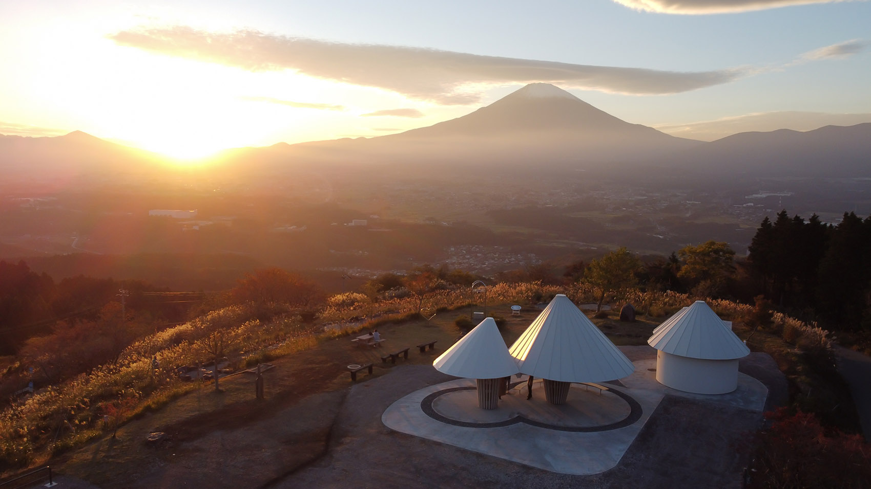 小富士山環繞！日本靜岡「誓言之丘公園」隈研吾打造雪白富士山造型涼亭 