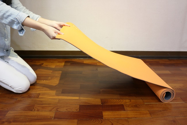 懶惰萬歲！會自己捲起收好的瑜珈墊 yoyo mats