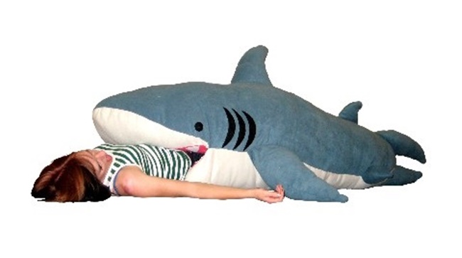 抵禦寒冬法寶「巨型鯊魚睡袋」！被鯊魚吞一口的溫暖夢鄉