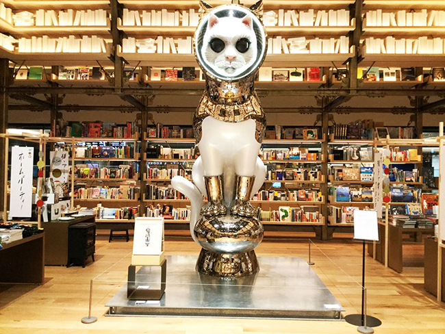 巨型貓咪雕塑踏遍日本，穿戴頭盔證明是外星來的？