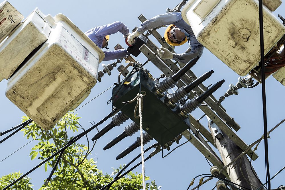 時代造型電表、飛天遁地維修員軌跡... 台電《島嶼脈動LIGHT UP》展出如拓荒者壯遊島嶼踩出的通電道路！