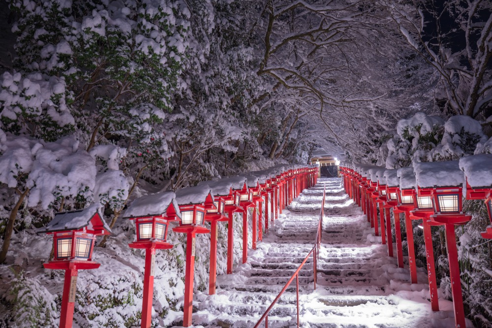 被遺忘的冬季京都雪景 貴船神社紅色長夜燈 積雪石階和鳥居成不可多得的絕世美景 大人物