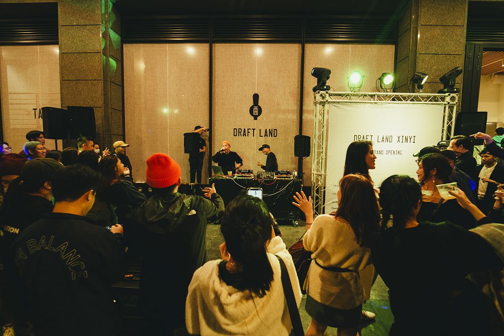 最強⼤⼈飲料店！台北「Draft Land信義」打造街頭雞尾酒吧