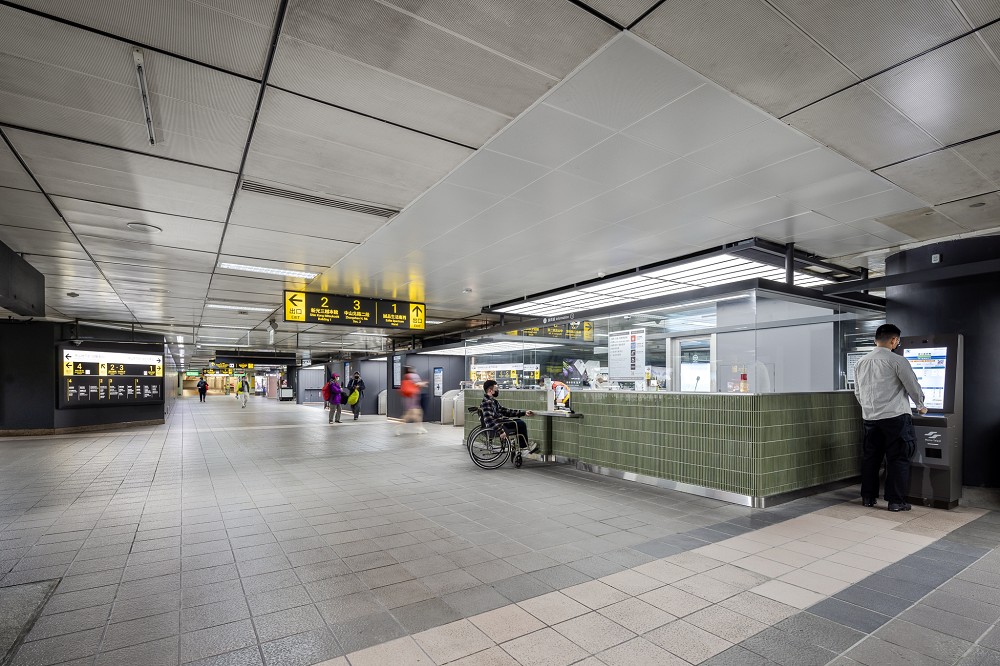 台北捷運再設計！捷運中山站以「盒狀服務系統」優化空間、詢問處、售票機、指標