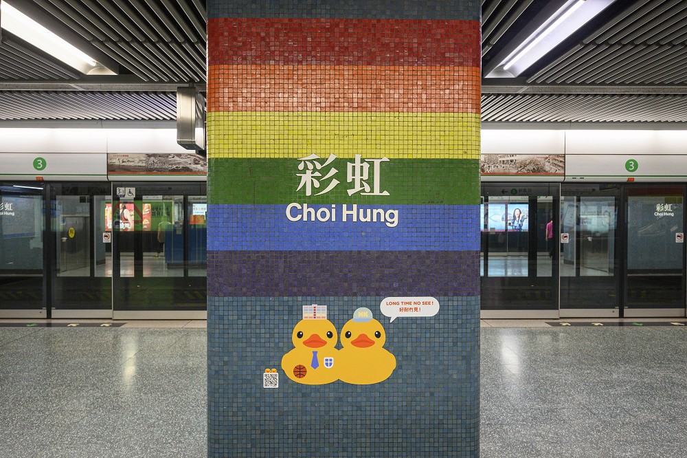 成雙巨型「黃色小鴨」亮相香港維港!《橡皮鴨二重暢》主題車站、叮叮車、紀念商品登場