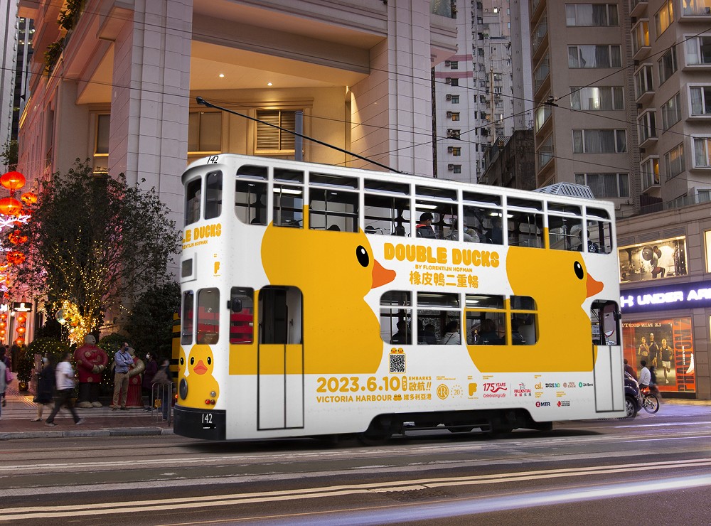 成雙巨型「黃色小鴨」亮相香港維港!《橡皮鴨二重暢》主題車站、叮叮車、紀念商品登場