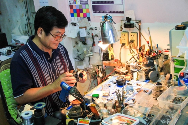 讓傳統底片相機妙手回春的「相機醫生」