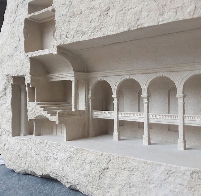 鬼斧神工的石雕技藝！丹麥藝術家Matthew Simmonds結合古代建築的大理石雕刻