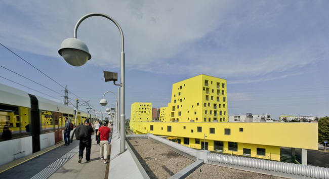 維也納的郊區出現了一群鮮黃色的建築!利用「剩餘空間」創造的新城市公共空間