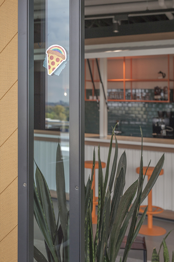 可隨意分隔與敞開的靈活辦公空間，為團隊成員創造偶遇機會而設計