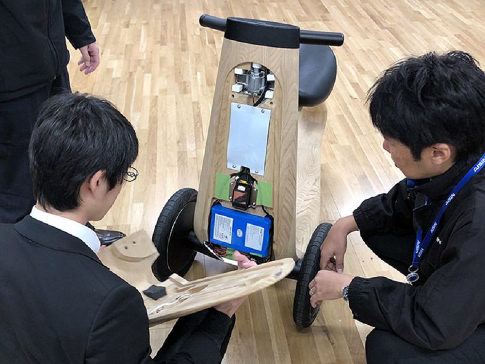 這不是兒童學步車！日本設計師推出實木「三輪電動車」展現與眾不同的溫潤弧形質感