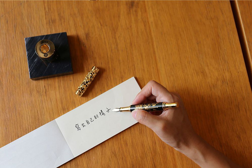 故宮「金番花青地」花瓶化為靈感繆思！ARTEX x 故宮聯名金番花文具組，讓書寫也有帝王級藝術體驗