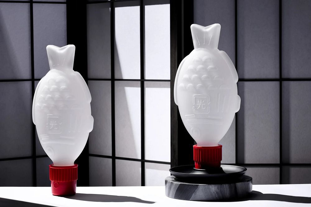 小魚醬油瓶變身玻璃燈具「Light Soy」!澳洲團隊翻玩日本壽司元素成設計燈飾