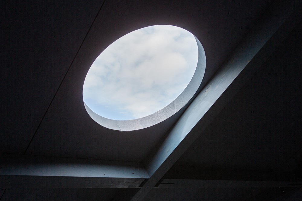 北美館《藍屋》戶外沉浸之所！灰藍木建築、波浪曲面地板演繹多重感知空間