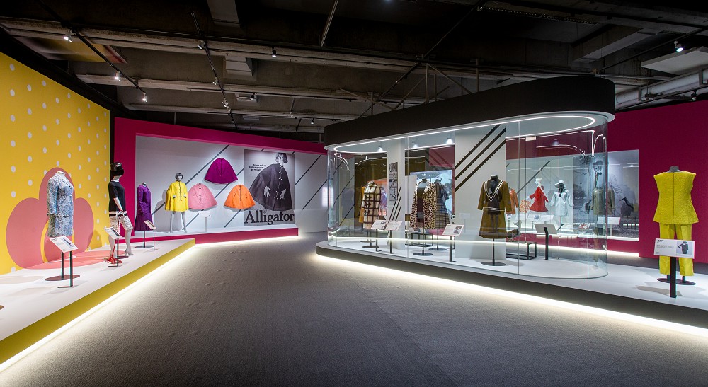 北美館《瑪莉官：時尚革命者》亮點！迷你裙時尚、繽紛雨衣等逾120件經典作品