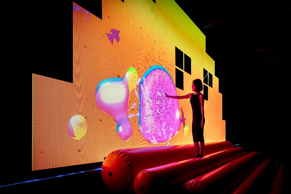 新店誠品《AI靈感大師》療癒展覽！澳洲團隊ENESS打造森之舞者、太陽神等4大光影裝置