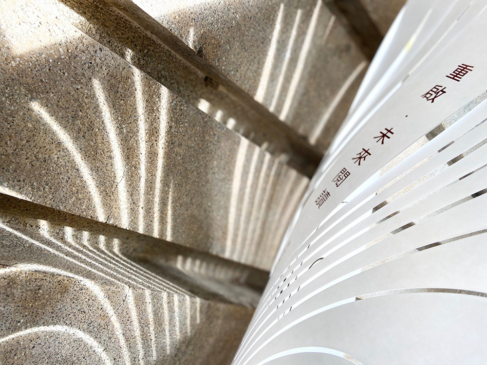 古蹟新竹州圖書館睽違 36 年再開放！3 公尺高書海、光影鏤空海報於經典洗石子建築中亮相