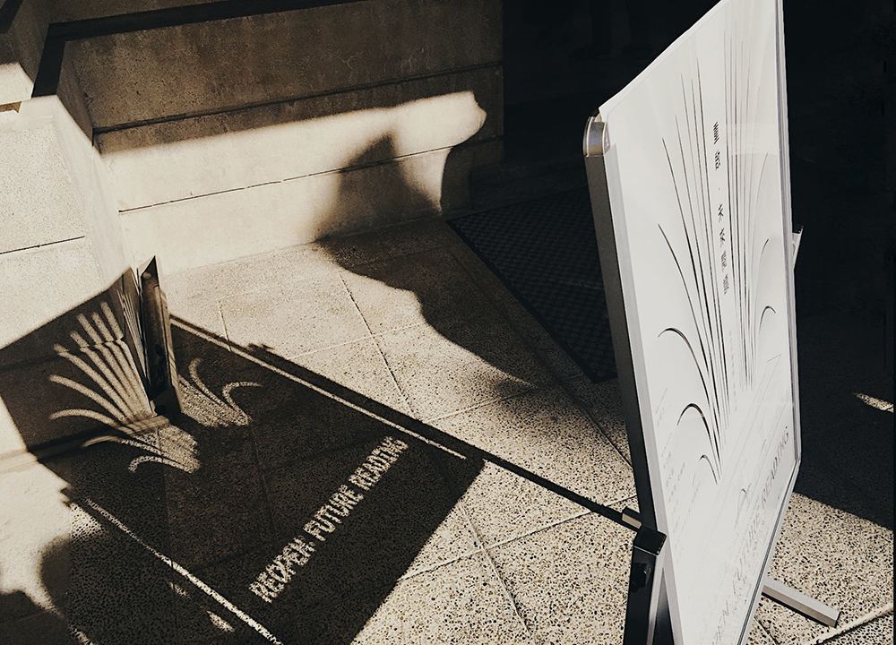 古蹟新竹州圖書館睽違 36 年再開放！3 公尺高書海、光影鏤空海報於經典洗石子建築中亮相