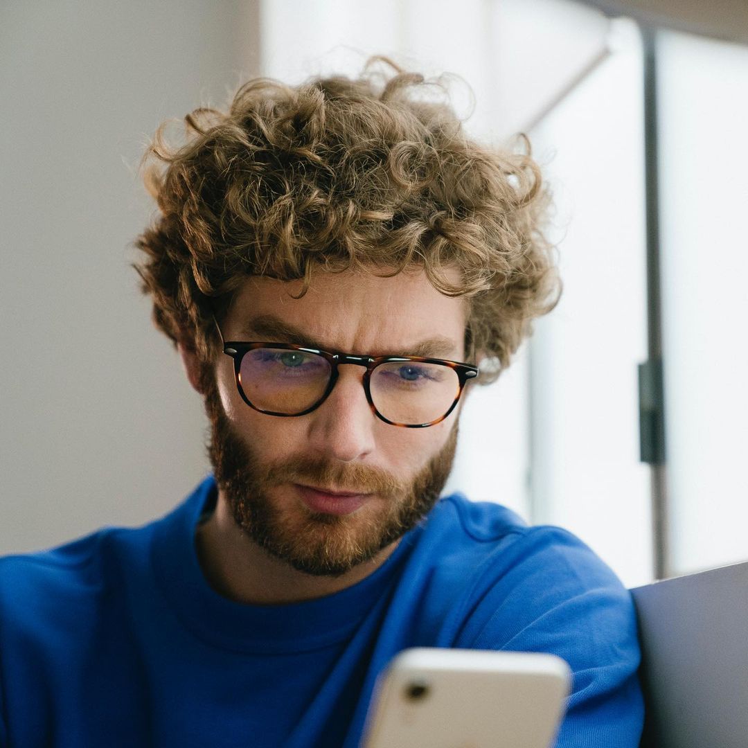 翻轉老花眼鏡不等於老去的印象「法國NOOZ閱讀眼鏡」不只是好看，還要更好攜帶！