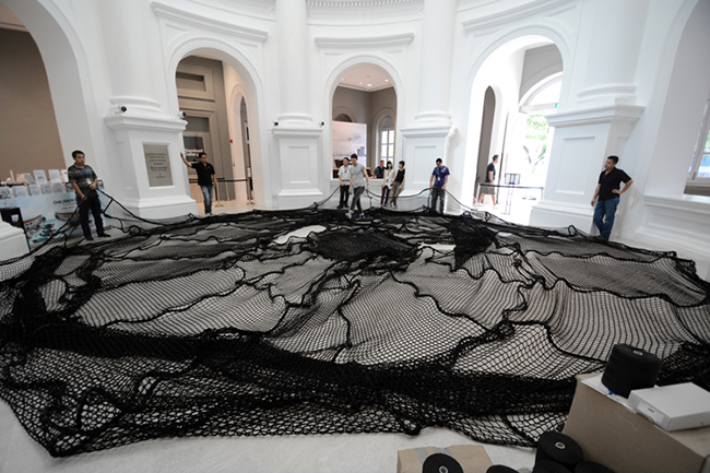 嚴禁不攀爬？新加坡博物館鼓勵孩童觸摸新的藝術品