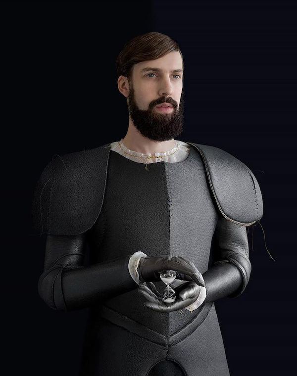 我說那違合感呢？荷蘭藝術家巧妙將包裝塑料融入中古人像中