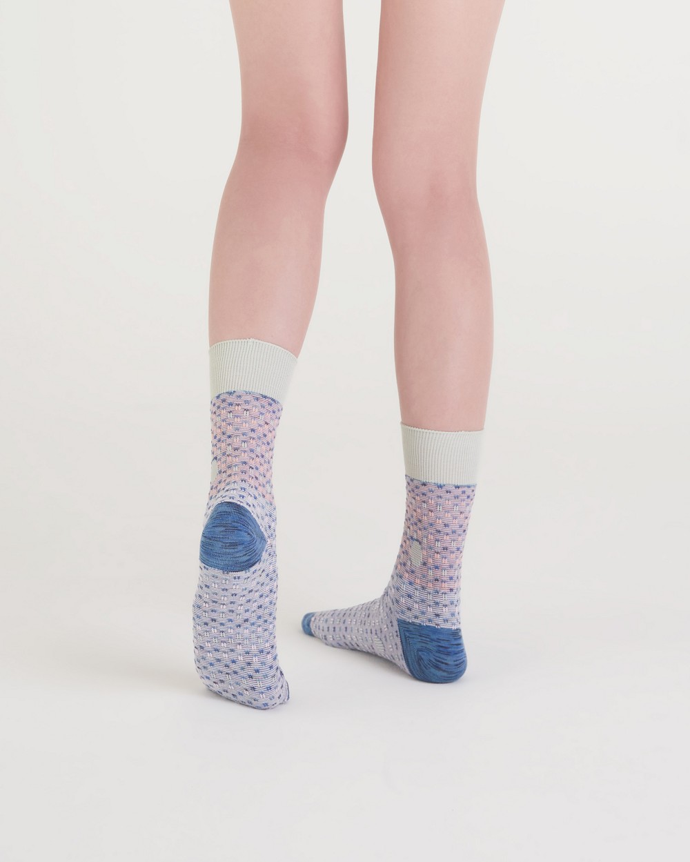 北美館與「＋10・加拾」創意襪著商品！以紗線交織台灣畫家陳幸婉與薛保瑕抽象筆觸