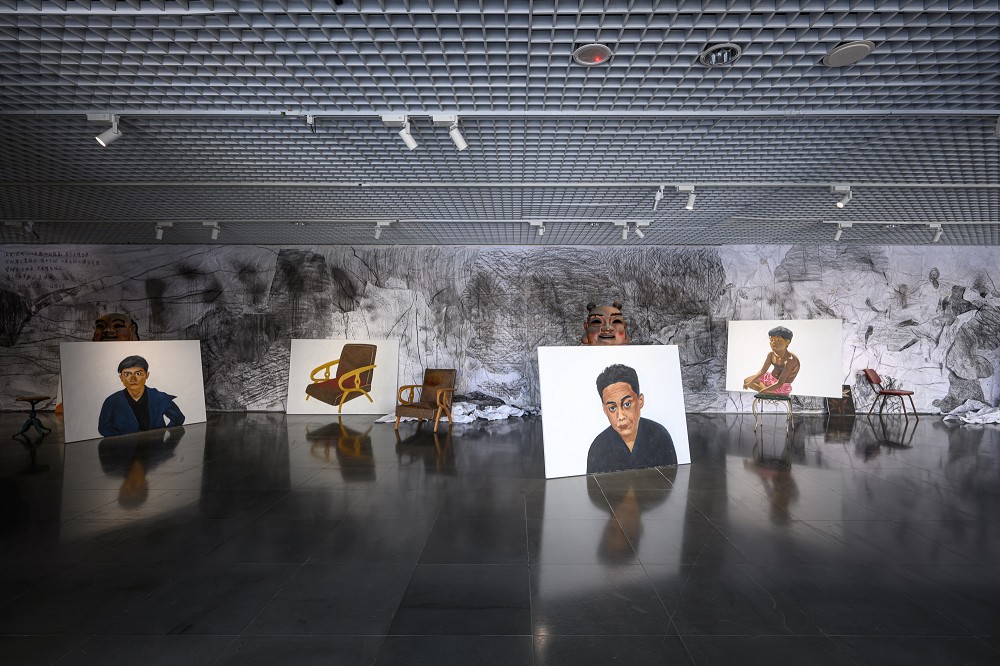 北師美術館《蔡明亮的日子》展覽！集結20幅畫作、老椅子、未公開影像、電影記憶