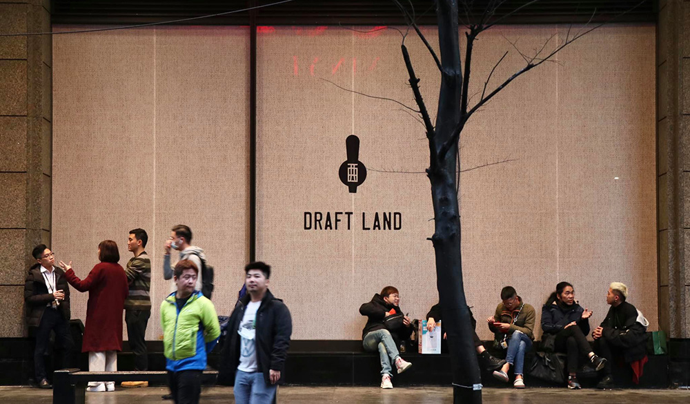最強⼤⼈飲料店！台北「Draft Land信義」打造街頭雞尾酒吧