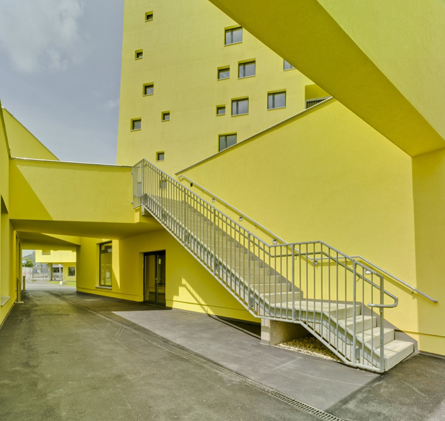 維也納的郊區出現了一群鮮黃色的建築!利用「剩餘空間」創造的新城市公共空間