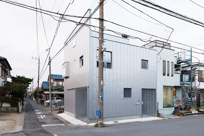 這不是工廠!日本 25 坪小夫妻鐵皮屋住宅