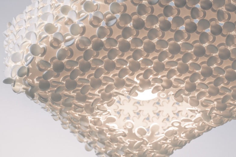 片片雪花組成永續包裝！日本設計師打造「Cy-Bo」美感滿分的新形態環保包裝材料