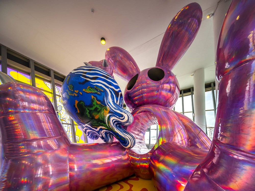 屏東看海美術館「華麗的綻放」展覽！6公尺高貪食兔、港邊萌兔雕塑亮相