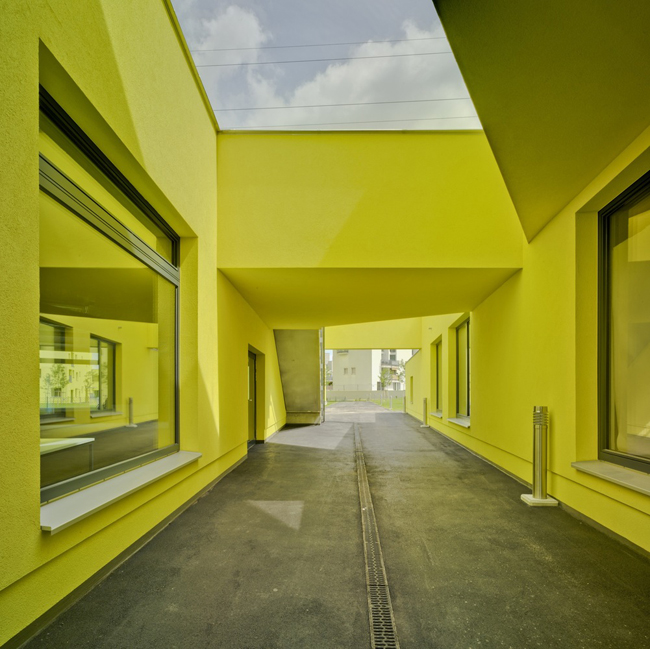 維也納的郊區出現了一群鮮黃色的建築!利用「剩餘空間」創造的新城市公共空間