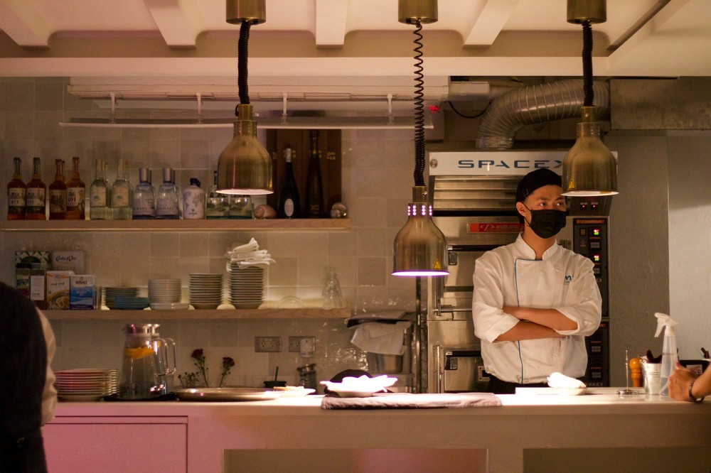 臺虎第二間調酒吧「Bar MED」亮相台中！隱身老宅裡的地中海情調純白酒吧