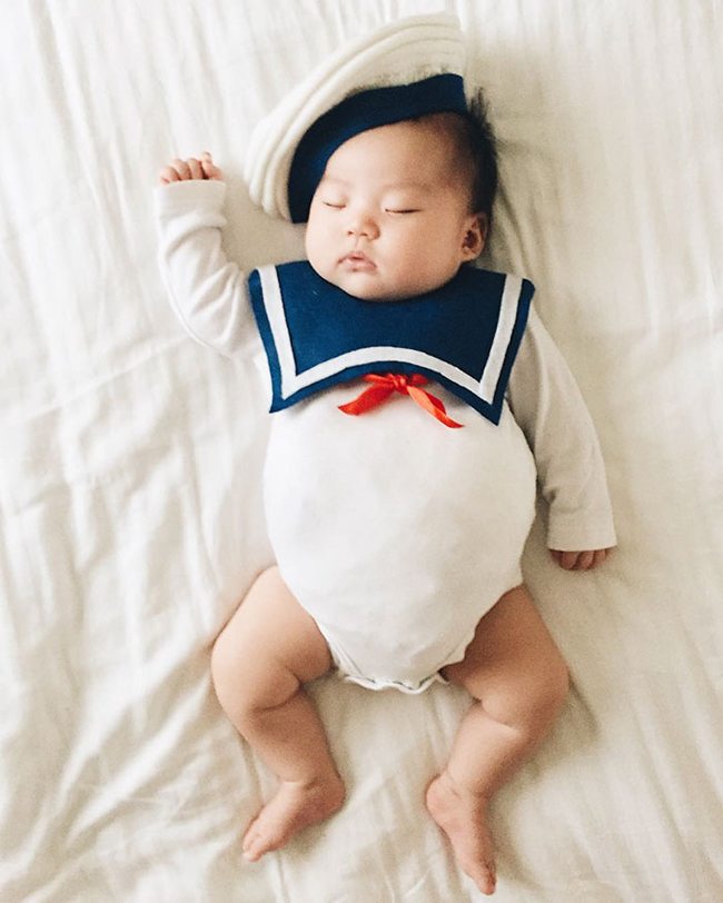 噓～她要上床表演了！4 個月大的寶寶明星夢