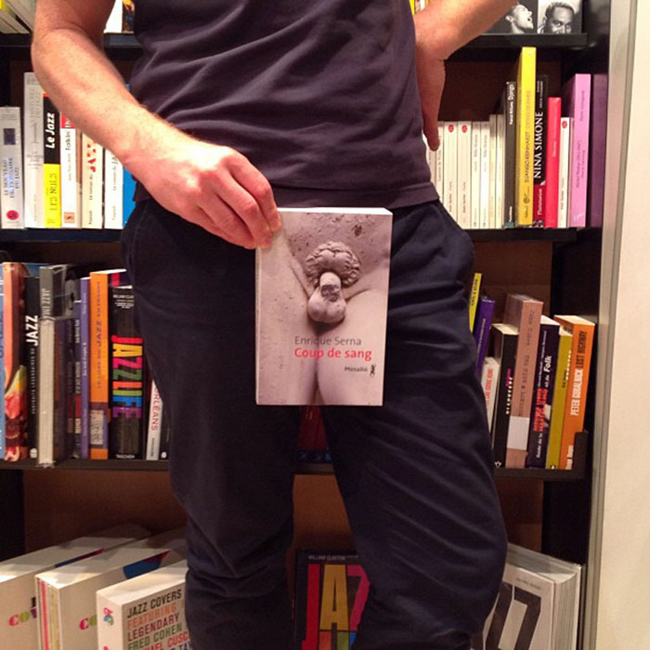 反正放著也是積灰塵!書店員工自娛娛人的借位照