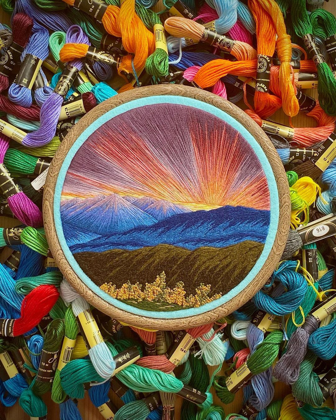 繡出極光之美！俄羅斯藝術家Tanya Mironowa巧手下的舞動極光刺繡